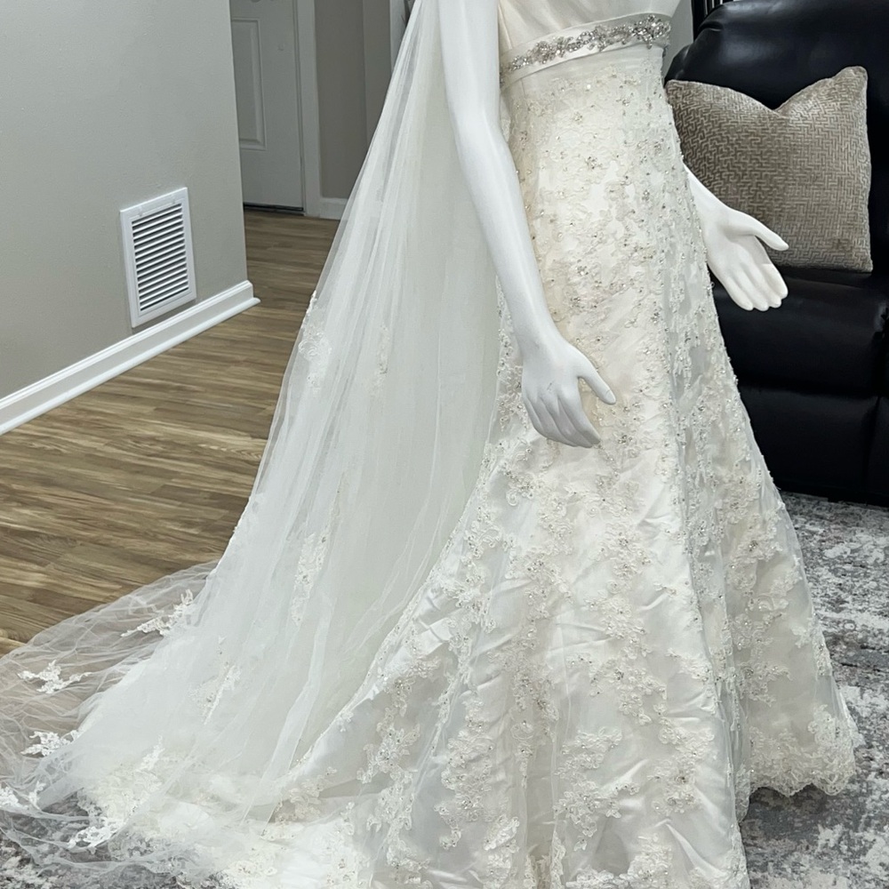 Size 10 PRIVATE LABEL BY G BRIDAL DESIGN HOUSE GOWN W/Veil BNWTS A2